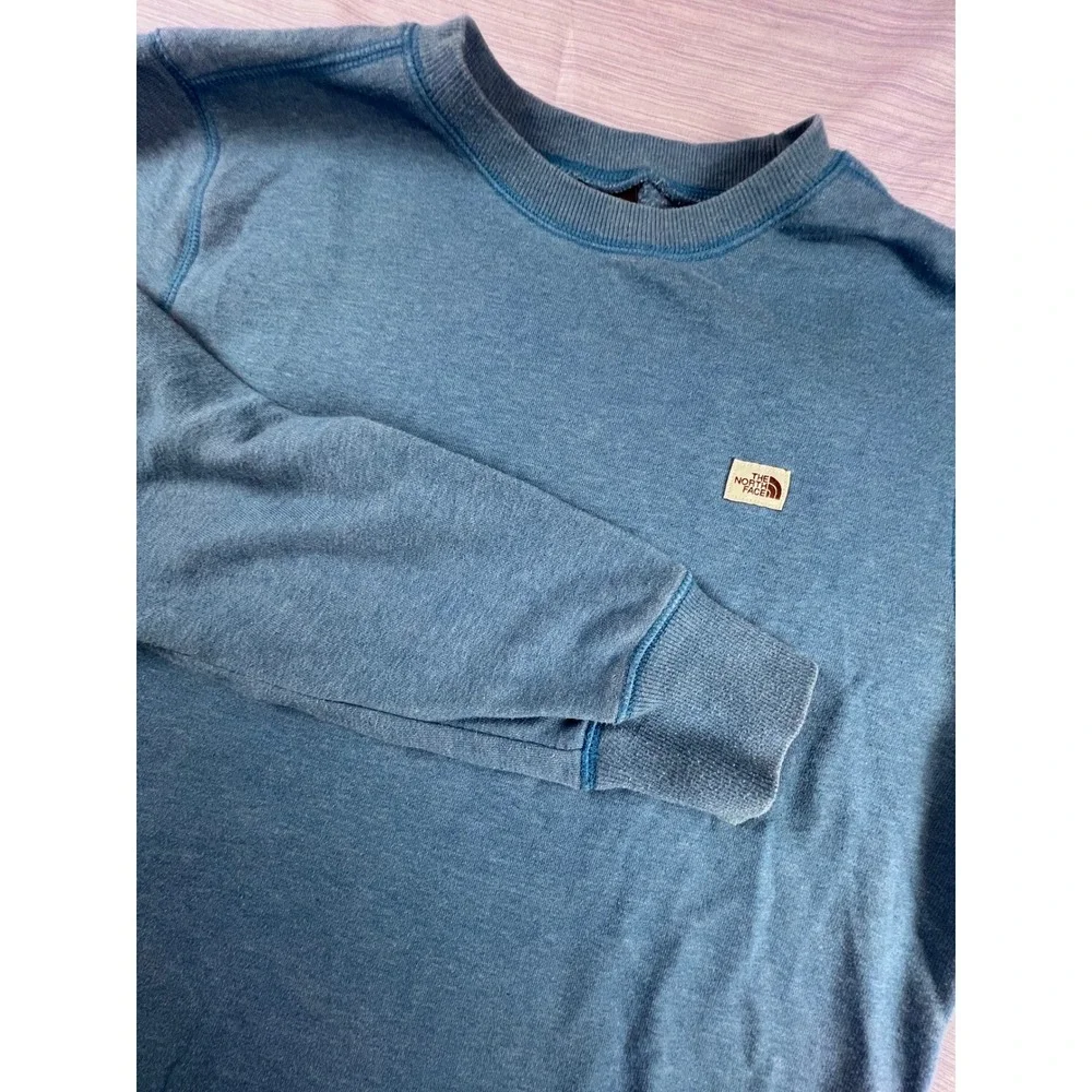 The North Face Mens Medium Heather Blue Crewneck Sweatshirt Pullover Patch Logo
